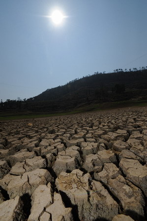 The bottom of a reservoir is seen in the Bouyei and Miao autonomous prefecture, southwest China's Guizhou province, February 23, 2010. [Xinhua photo]