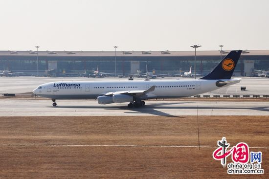 A German Lufthansa Airbus A340 jet taxies at Beijing Capital International Airport on February 19, 2010. [Maverick Chen / China.org.cn]