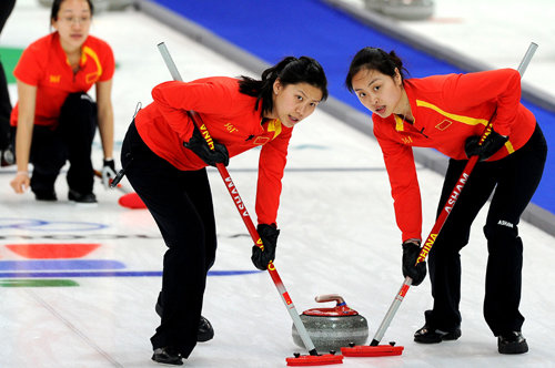 China's Liu Yin (C) and Yue Qingshuang (R) brush the ice during the women's curling round robin match against Canada at the 2010 Winter Olympic Games in Vancouver, Canada, Feb. 21, 2010. China won 6-5.(Xinhua/Chen Kai)