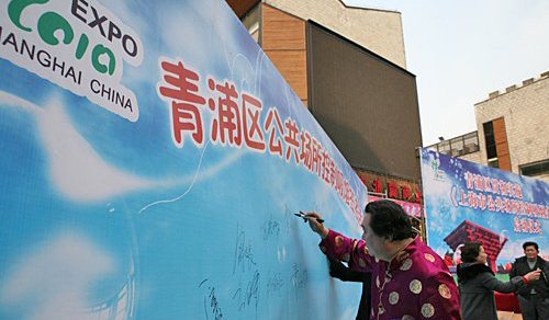 The Shanghai municipal government has begun recruiting about 20,000 volunteers to help enforce the tighter regulations against smoking in public places that will take effect on March 1.