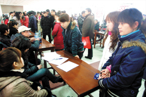 A job fair is held especially for migrant workers in Tianjin on February 23, 2010. China's rural population will shrink from the current 900 million to 400 million in 30 years, a top Chinese rural economist estimated.