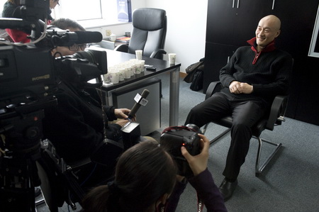 An investor who registered for trading in index futures responds to reporters’ questions at the Galaxy Futures Beijing ofﬁce. The China Financial Futures Exchange started accepting applications for index futures trading accounts on Monday. [China Daily]  