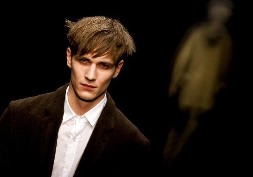 A model presents a creation of Topman design on the last day of the London Fashion Week 2010 Autumn/Winter Collection in London, Britain, Feb. 24, 2009. [Xinhua]