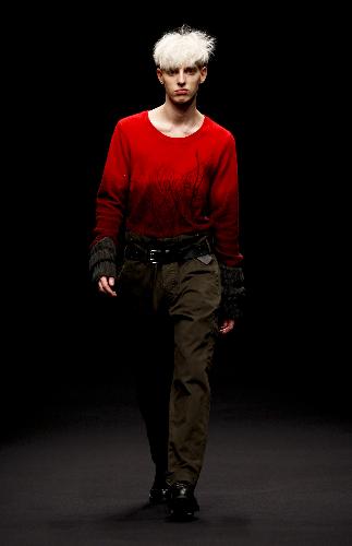 A model presents a creation of Topman design on the last day of the London Fashion Week 2010 Autumn/Winter Collection in London, Britain, Feb. 24, 2009. [Xinhua]