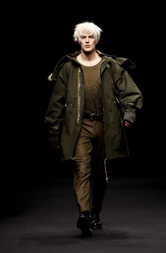 A model presents a creation of Topman design on the last day of the London Fashion Week 2010 Autumn/Winter Collection in London, Britain, Feb. 24, 2009. [Xinhua]