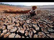 The bottom of a reservoir is seen in Yuanyang, Yunnan Province, Feb. 24, 2010. A severe drought over the past months has left 7.5 million people and more than 4 million head of livestock without adequate drinking water in two southwestern China's Yunnan, Guangxi and Guizhou provinces. [Xinhua]