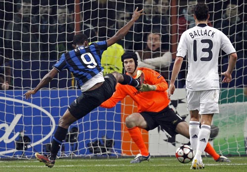 Chelsea's goalkeeper Petr Cech (C) challenges Inter Milan's Samuel Eto'o (L) as Michael Ballack watches during their Champions League soccer match at the San Siro stadium in Milan February 24, 2010.