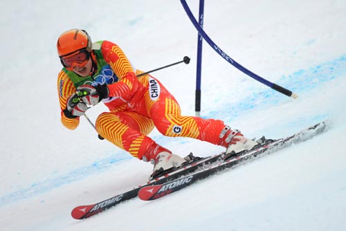  China's Xia Lina acts during the women's Giant Slalom 1st run of Alpine Skiing at the 2010 Winter Olympic Games in Whistler, Canada, Feb. 24, 2010. Due to the weather, the second round of the event was postponed to Thursday. (Xinhua/Wu Wei)