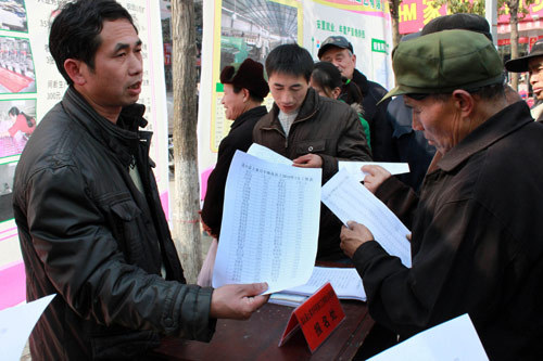 Migrant workers look for opportunities in a job fair in Longshan County, Hunan Province on February 21, 2010.