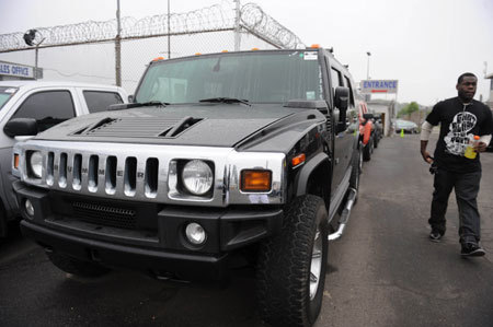 A salesman passes by a Hummer at a dealer in New York, the United States, May 27, 2009. [Xinhua]