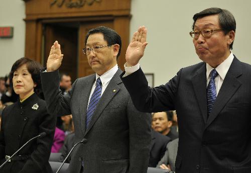 Toyota CEO Akio Toyoda (C) testifies at a hearing before the U.S. House Committee on Oversight and Government Reform on Capitol Hill in Washington D.C., capital of the United States, Feb. 24, 2010. [Xinhua] 