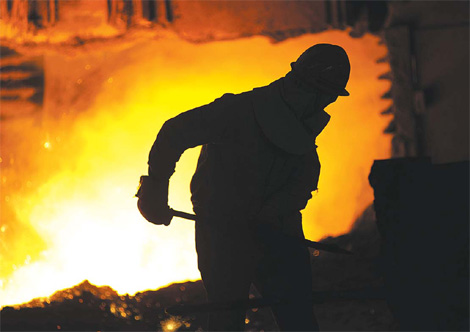 A Jigang employee works in front of a furnace at the company's plant in Jinan, Shandong province. [China Daily]