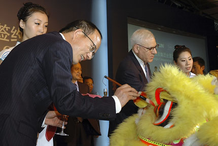 Guo Guangchang (left), founder and chairman of Fosun Group, and David Rubenstein, co-founder and managing director of Carlyle Group, paint the eyes of a ceremonial lion at the Carlyle-Fosun strategic cooperation agreement signing ceremony in Shanghai yesterday. The two sides plan to launch an onshore fund denominated in yuan. It will focus on investments in growth companies in China. [Shanghai Daily]