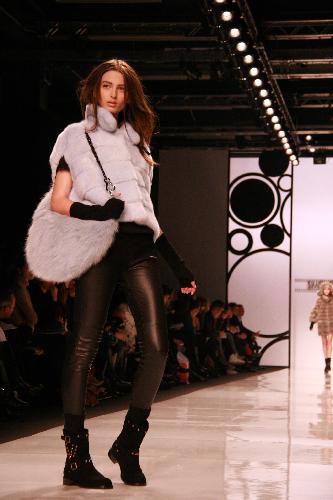 A model presents a creation as part of Simonetta Ravizza Fall/Winter 2010 collection during Milan Fashion Week in Milan, Italy, Feb. 24, 2010. Milan Fashion Week kicked off here on Wednesday and will last to March 2. 