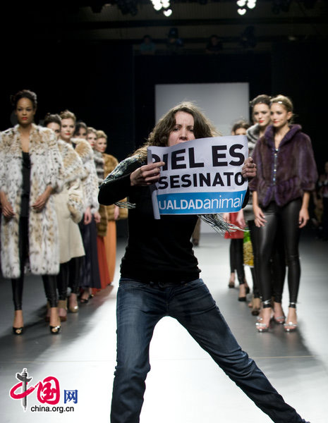 Activist environmental group &apos;Animal Equality&apos; have tried to show Panarte and against fur clothing during a fur fashion show in Madrid Fahion Week, Madrid, Spain, Feb.23, 2010. [CFP]