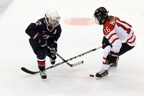 图文-[女子冰球]加拿大2-0美国夺冠面对面的PK