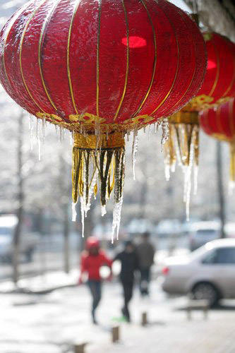 Outdoor lanterns are covered with thick ice in Shenyang, capital of northeast China's Liaoning province, February 25, 2010. [CFP]