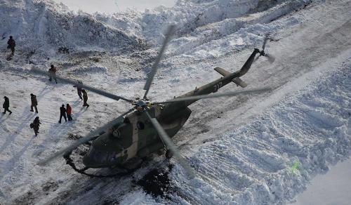 Helicopters are dispatched to rescue people trapped by avalanches in Xinjiang on Thursday, February 25, 2010. [Photo: Xinhunet]