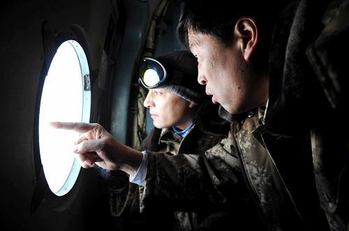 Helicopters are dispatched to rescue people trapped by avalanches in Xinjiang on Thursday, February 25, 2010. [Photo: Xinhunet]