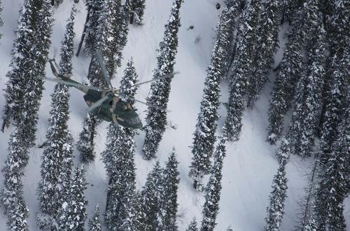 Helicopters are dispatched to rescue people trapped by avalanches in Xinjiang on Thursday, February 25, 2010. [Photo: Xinhunet]