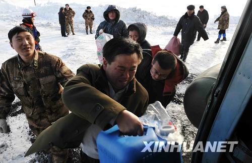 Staff members load rescue materials onto a helicopter in Xinjiang, where at least seven people were killed and more than 400 others were trapped by two avalanches on Thursday, February 25, 2010. [Photo: Xinhunet]