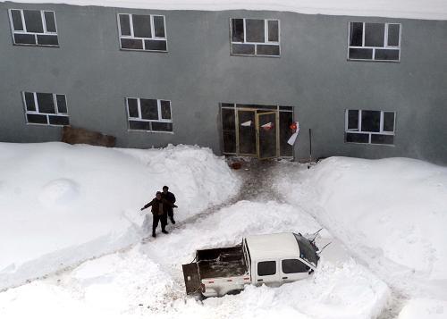 Helicopters are dispatched to rescue people trapped by avalanches in Xinjiang on Thursday, February 25, 2010. [Photo: Xinhunet]