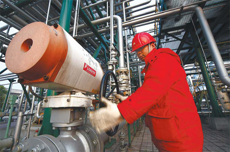 A worker checks the natural gas purification equipment at a CNPC plant in Sichuan province. The new storage facilities, when completed, will account for 8-10 percent of the company's total natural gas sales volume. [China Daily]