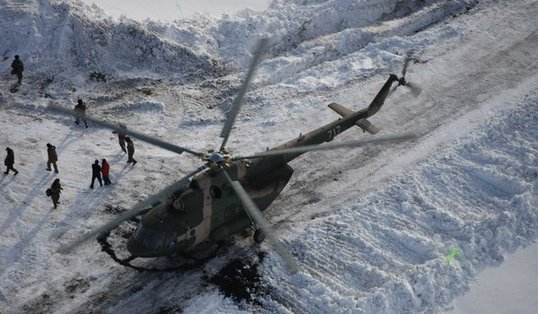 Two helicopters were dispatched on Friday morning to rescue hundreds of people trapped in Northwest China's Xinjiang Uyghur autonomous region hit by a series of avalanches since Sunday. [CFP]