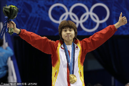 China's Wang Meng reacts on the podium after winning the gold medal for the women's 1000m short track skating competition at the Vancouver 2010 Olympics in vancouver, Feb. 26, 2010. [CFP]