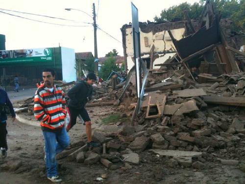 Residents looking at the damage in Santa Cruz following a huge 8.8-magnitude earthquake that rocked Chile killing at least 78 people, toppling buildings and triggering a tsunami warning around the Pacific rim of fire. (Xinhua/AFP Photo)