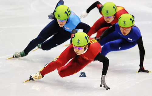 China's Wang Meng (Front) competes in the women's 1000m final of short track speed skating at the 2010 Winter Olympic Games in Vancouver, Canada, Feb. 26, 2010. (Xinhua/Xu Jiajun) 