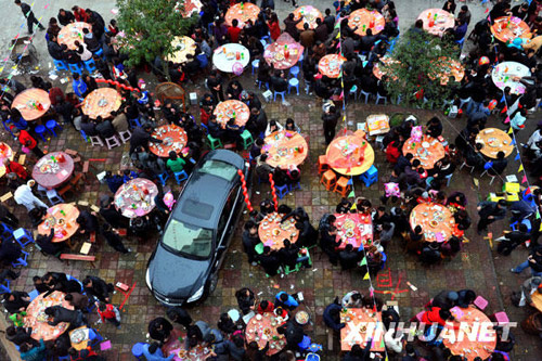 The photo shows the world's largest dinner party, which was held to celebrate the Lantern Festival in Yayang Town of Taishun County in Wenzhou,east China's Zhejiang Province on February 28th. [Photo: Xinhuanet]