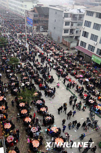 The photo shows the world's largest dinner party, which was held to celebrate the Lantern Festival in Yayang Town of Taishun County in Wenzhou,east China's Zhejiang Province on February 28th. [Xinhua]