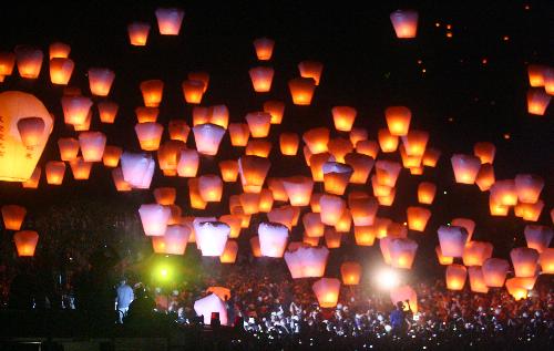 People fly Kongming Lanterns in the sky to pray for good fortune in Taipei, south China's Taiwan Province, Feb. 28, 2010, the Chinese traditional Lantern Festival. (Xinhua)