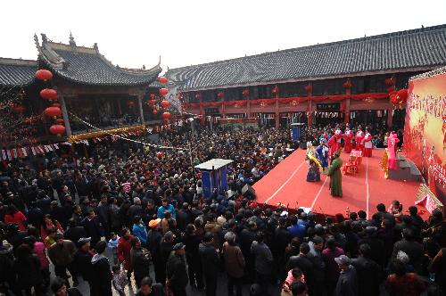 People view traditional drama in Chenghuangmiao in Hefei, capital of east China's Anhui Province, Feb. 28, 2010, the Chinese traditional Lantern Festival. (Xinhua)