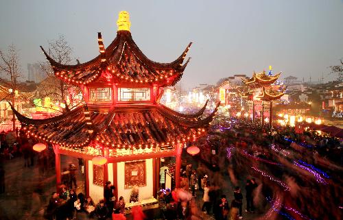 Crowded people tour near the Confucius Temple, or Fuzimiao, in Nanjing, capital of east China's Jiangsu Province, Feb. 28, 2010, the Chinese traditional Lantern Festival. (Xinhua/Wang Xin)