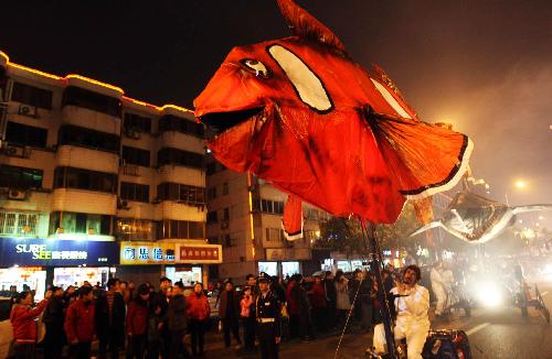 People view a lantern tour in the theme of marine animals in Suzhou, east China's Jiangsu Province, Feb. 28, 2010, the Chinese traditional Lantern Festival. Varied lanterns in the tour are designed and made by Spanish. (Xinhua/Pu Jianming)