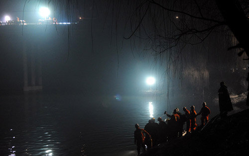 Rescuers work at the scene of the bus accident in Zhengzhou, February 28, 2010. [Photo/Xinhua]