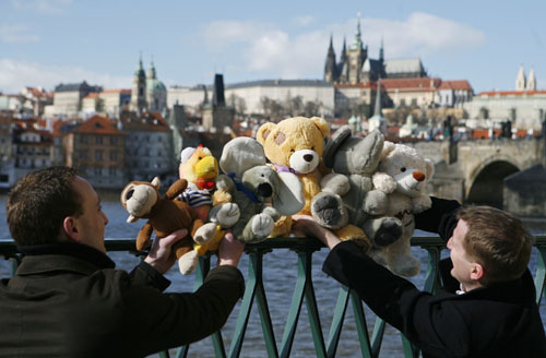 Assistants from a travel agency set up stuffed toys in front of Prague Castle in Prague February 27, 2010. The newly formed Czech travel agency is offering escorted trips for pampered toys. Send them your favourite animal and they will whisk it around the sights of Prague, taking photographs of it against backgrounds like Prague Castle or the Charles Bridge.[Xinhua/Reuters] 