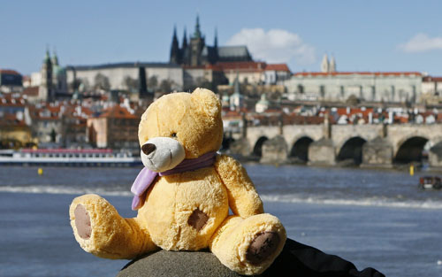 A stuffed toy is placed next to the Vltava river bank in front of Prague Castle in Prague February 27, 2010.[Xinhua/Reuters] 