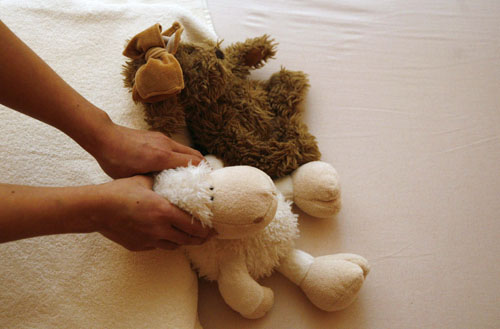 A stuffed toy gets a traditional Thai massage in Prague February 27, 2010.[Xinhua/Reuters]