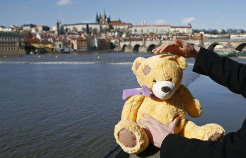  An assistant from a travel agency sets up a stuffed toy in front of Prague Castle in Prague February 27, 2010.[Xinhua/Reuters]