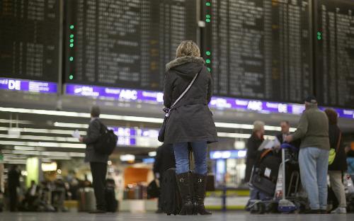 Travellers wait in a line to learn about the status of their flights at Frankfurt&apos;s airport February 28, 2010. Storm &apos;Xynthia&apos; caused damage in parts of Germany, resulting in sections of rail and flight traffic to be disrupted. [Xinhua/Reuters] 