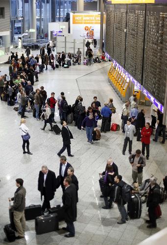 Travellers wait in a queue to learn about the status of their flights at Frankfurt&apos;s airport February 28, 2010. Storm &apos;Xynthia&apos; caused damage in parts of Germany, resulting in sections of rail and flight traffic to be disrupted. [Xinhua/Reuters] 