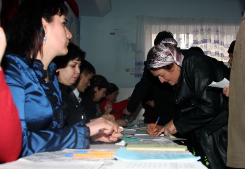 A woman registers to vote at No.16 vote station in Dushanbe, Tajikistan, Feb. 28, 2010. Tajikistan Lower House election started at 6 a.m. Sunday with 217 candidates running for 63 seats. [Xinhua] 