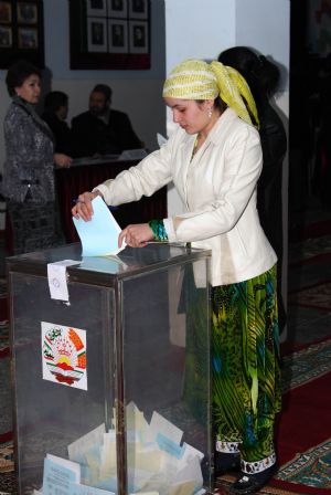 A woman casts her ballot at No.16 vote station in Dushanbe, Tajikistan, Feb. 28, 2010. Tajikistan Lower House election started at 6 a.m. Sunday with 217 candidates running for 63 seats. [Xinhua] 