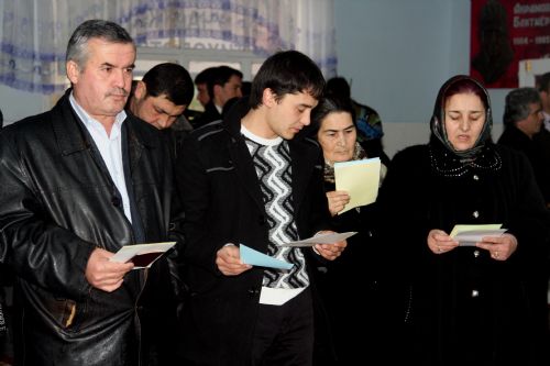 People wait to cast their ballots at No.16 vote station in Dushanbe, Tajikistan, Feb. 28, 2010. Tajikistan Lower House election started at 6 a.m. Sunday with 217 candidates running for 63 seats. [Xinhua]