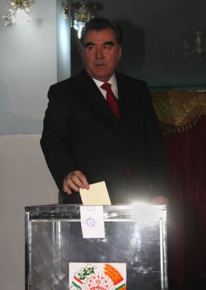 Tajikistan&apos;s President Emomali Rakhmon casts his ballot at No.16 vote station in Dushanbe, Tajikistan, Feb. 28, 2010. Tajikistan Lower House election started at 6 a.m. Sunday with 217 candidates running for 63 seats. [Xinhua]