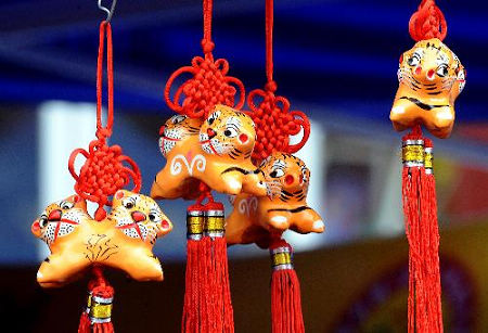 Tiger-shaped clay figures are displayed at a temple fair in Junxian county, central China's Henan Province, Feb. 26, 2010. Photo: Xinhua 