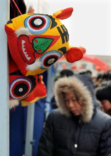 Tiger-shaped clay figures are displayed at a temple fair in Junxian county, central China's Henan Province, Feb. 26, 2010. Photo: Xinhua